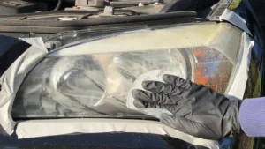 Blinder BMW Scheinwerfer poliert für das §57a Pickerl
